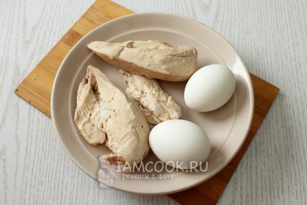 अंडे और चिकन पट्टिका उबाल लें