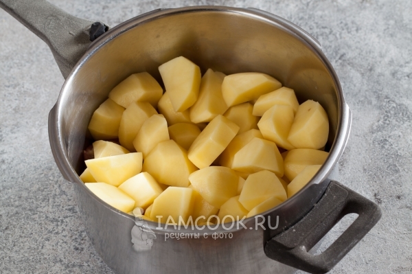 Setze die Kartoffeln ein