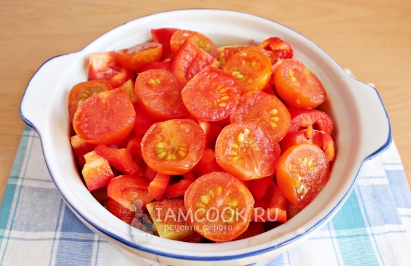 Pon los pimientos y los tomates