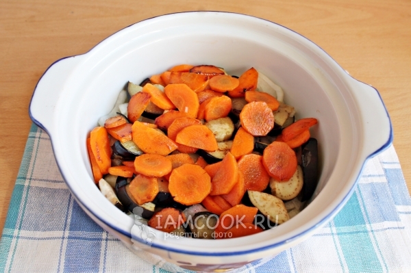 Agregue las berenjenas y las zanahorias