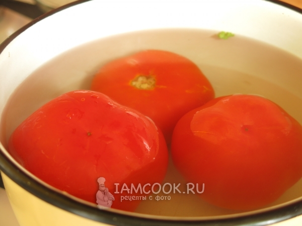 Die Tomaten mit kochendem Wasser übergießen