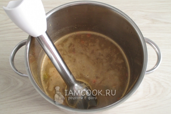 Tisztítsa meg a levest egy keverővel