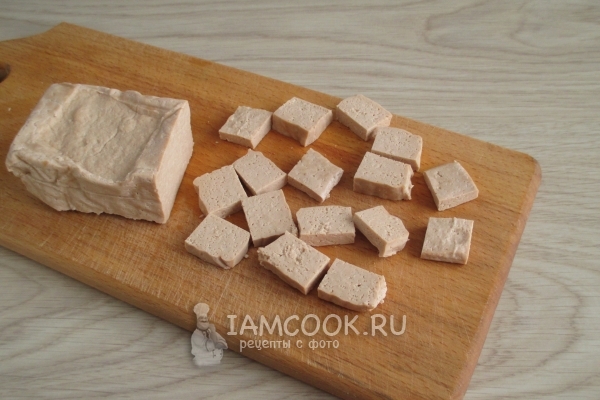 Vágjuk le a tofu sajtot