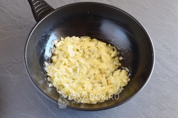 Freír las cebollas con ajo