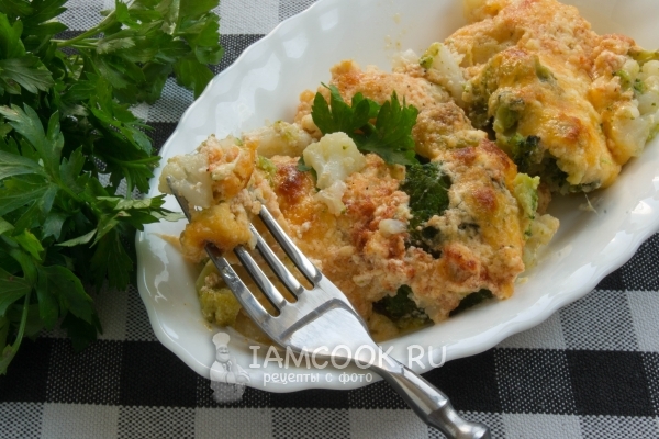 Foto kembang kol dan brokoli dipanggang di oven