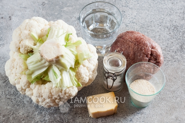 Ingredienti per cavolfiore con carne macinata, cotto in forno