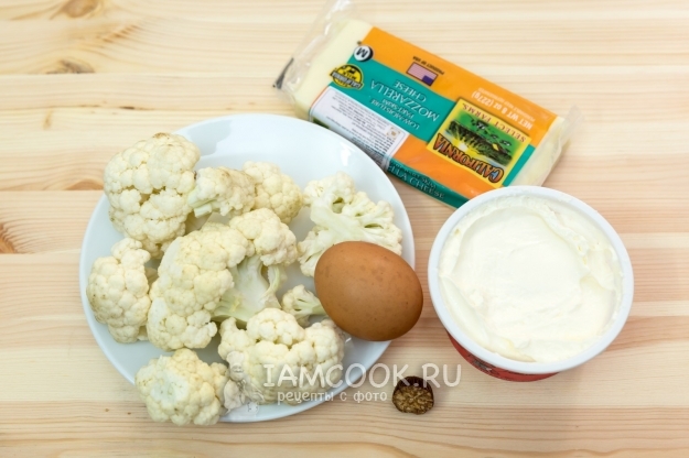 Ingredientes para coliflor con crema agria en el horno
