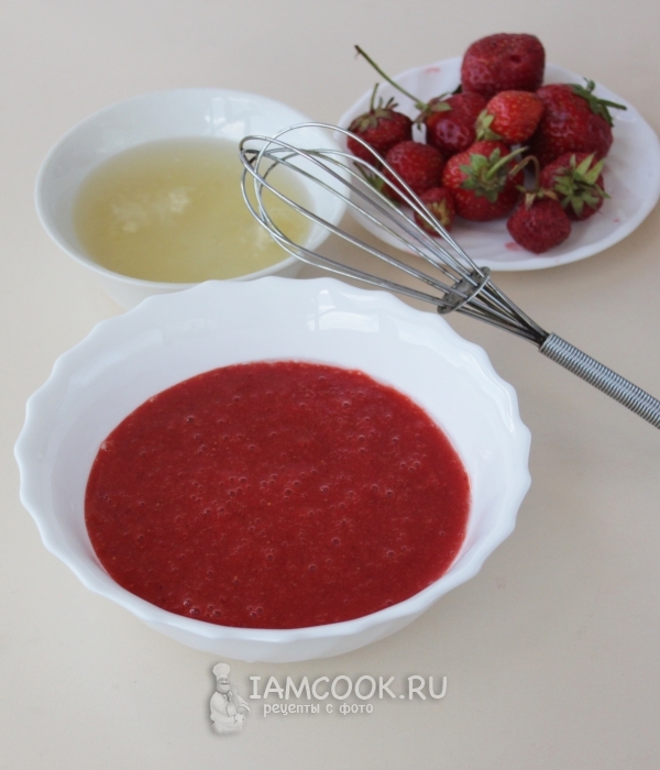 Combina la gelatina con el puré de fresa