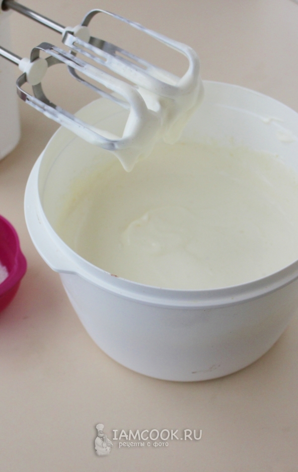 Batir la crema agria con azúcar