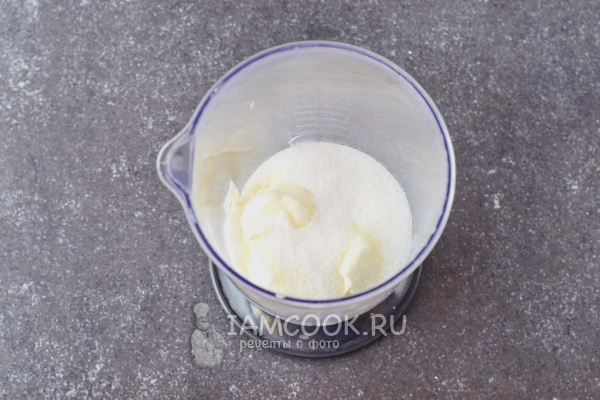 Krim asam dengan gula dalam blender