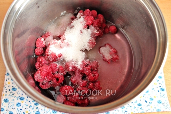 Combine berries, water and sugar