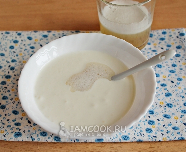 Pour gelatin into sour cream