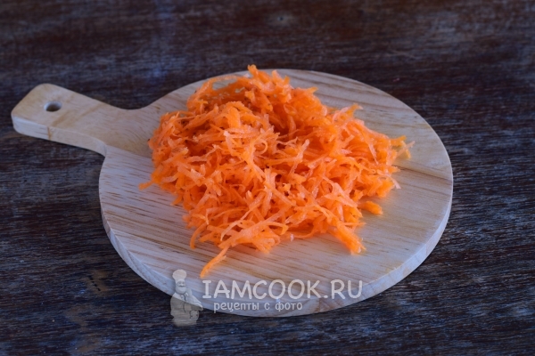 Karotten auf Reibe raspeln