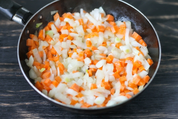 Friggere le cipolle con le carote