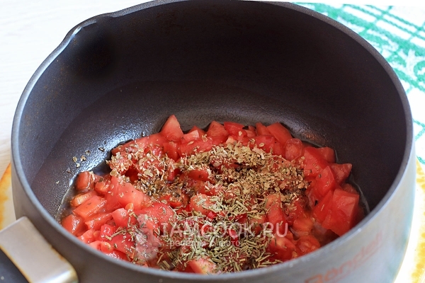 שים את העגבניות והתבלינים