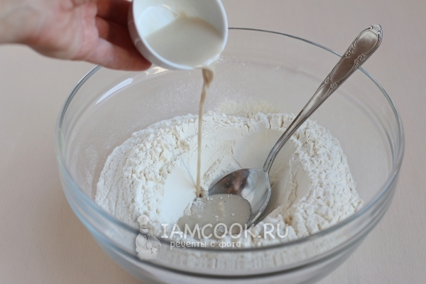 Tuang ragi dengan susu ke dalam tepung