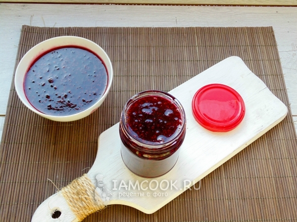 Gieße die Marmelade in das Glas