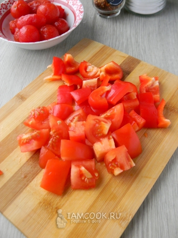 トマトとコショウを切る