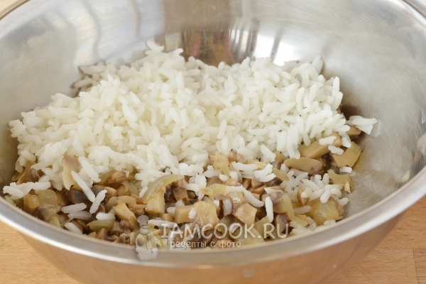 मशरूम के साथ चावल मिलाएं