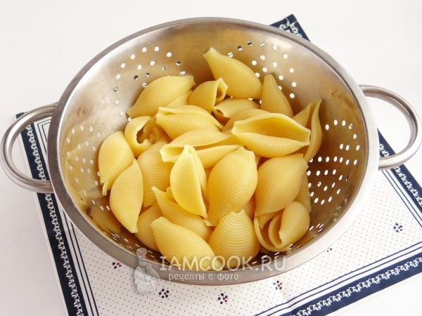 Hakkaa pasta sementtipulloon