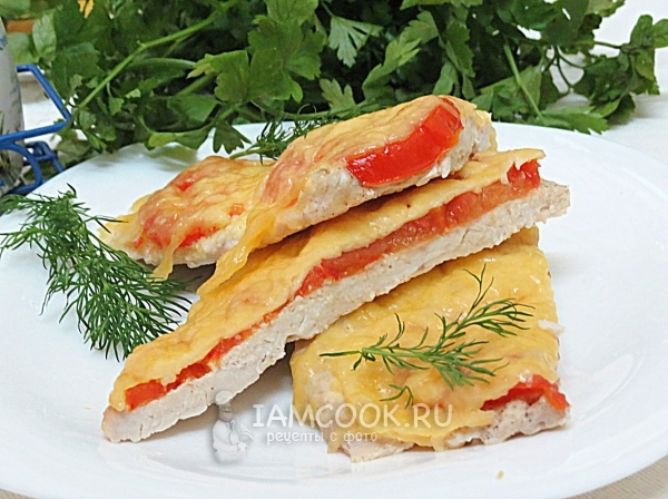 鸡胸肉烤西红柿和奶酪的照片