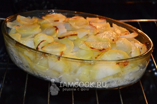 Foto af pollockfileter med kartofler i ovnen