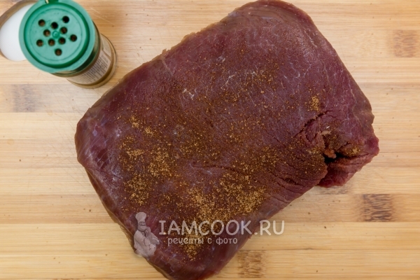 Grate meat with spices