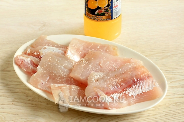 Pour fish and sprinkle with lemon juice