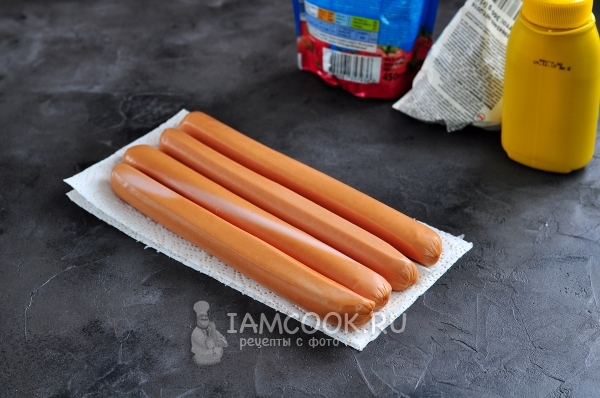 Soak the sausages with a napkin