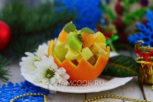 नारंगी टोकरी में एक फल मिश्रण का फोटो
