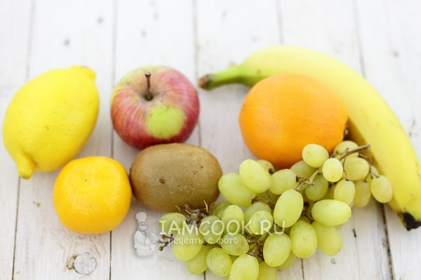 Συστατικά για μείγμα φρούτων σε πορτοκαλί καλάθια