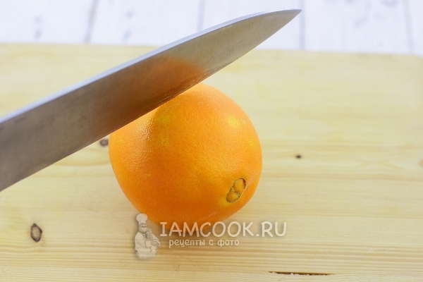 Κόψτε τη φλούδα ενός πορτοκαλιού