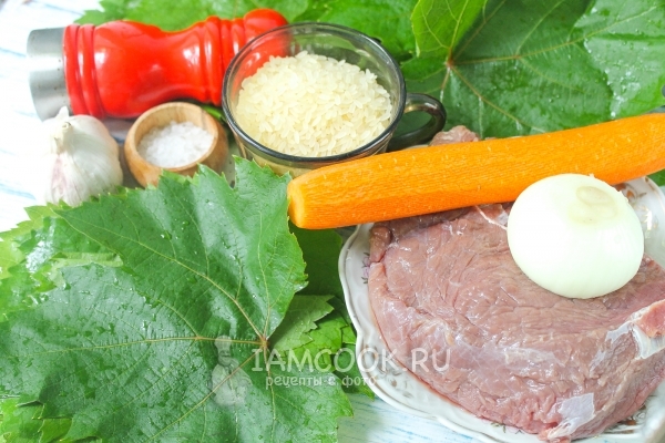 Ingredientes para los rollos de col moldava en moldava (en hojas de parra)