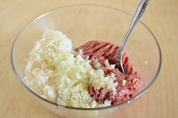 Kombinieren Sie die Füllung mit Zwiebeln und Reis