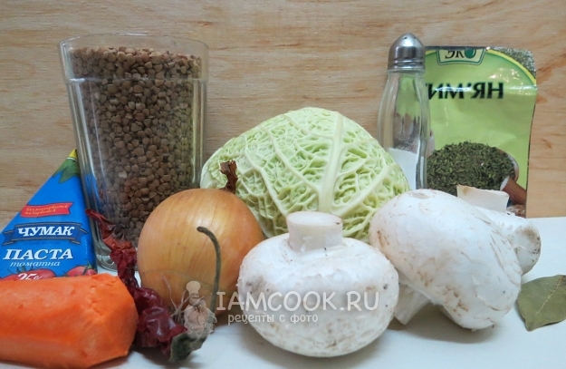 Ingredienser til magert kålruller med boghvede og svampe