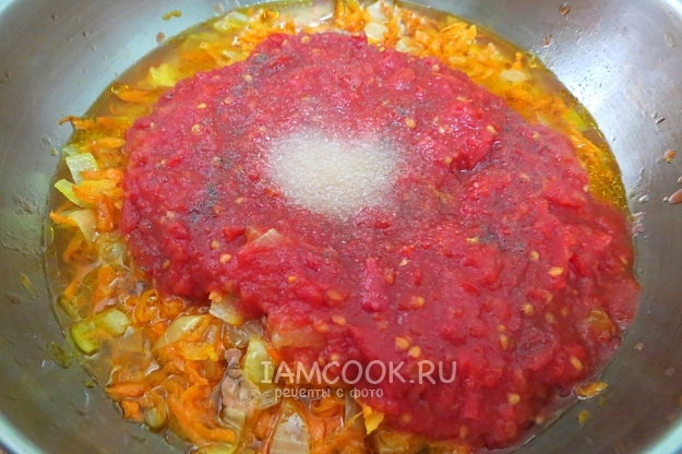 Tilsæt tomatpuré og sukker