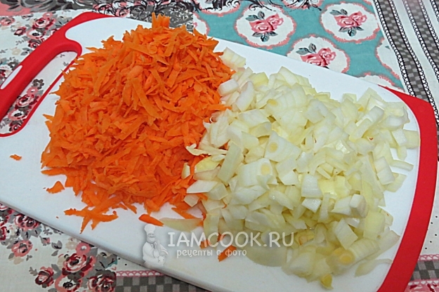 Menggiling bawang dan wortel
