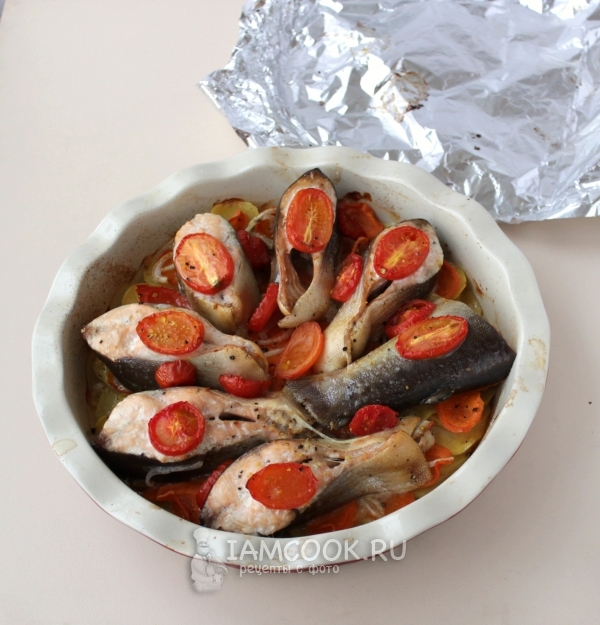 Freír el pescado con las papas en el horno