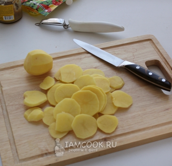 Нарежете картофите