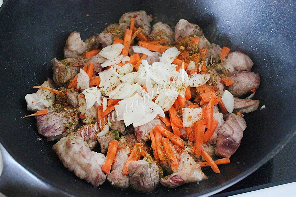 Carne con cebollas y zanahorias