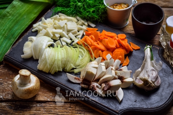 切蔬菜和蘑菇