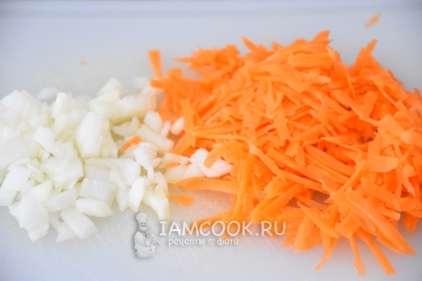 磨碎胡萝卜并切洋葱。