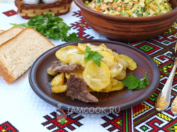 Foto de carne con patatas en el horno