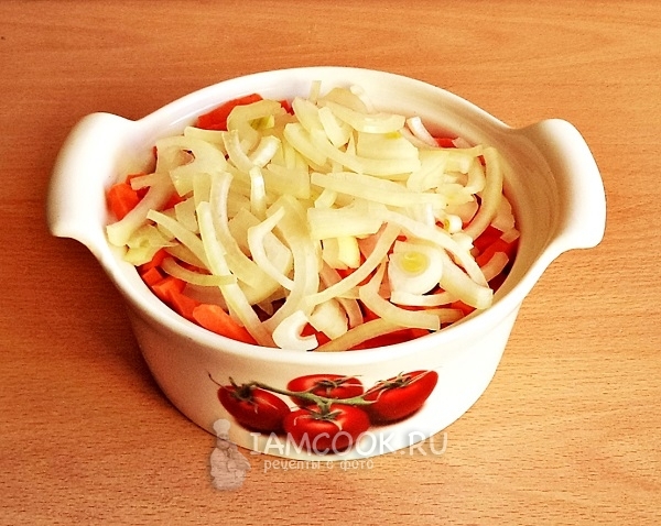 Τοποθετήστε κρεμμύδια και καρότα στο κρέας