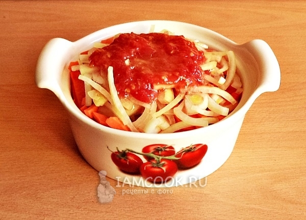 מוסיפים את רוטב העגבניות