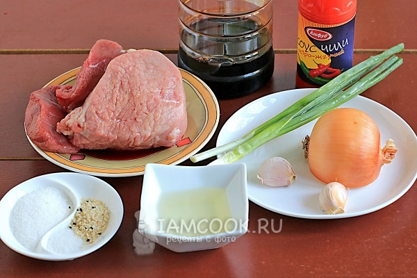 المكونات لحم البقر في صلصة ترياكي مع البصل