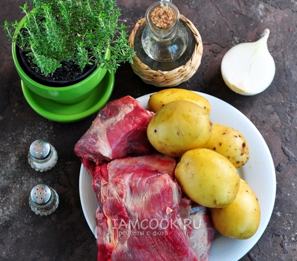 المكونات لأضلاع اللحم البقري مع البطاطس في الفرن