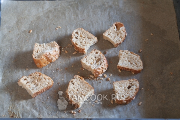 מניחים את הלחם על תבנית האפייה