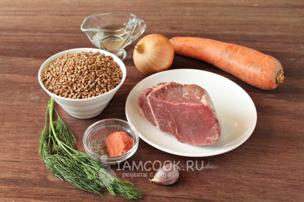 Ingredientes para alforfón con carne en un multivark