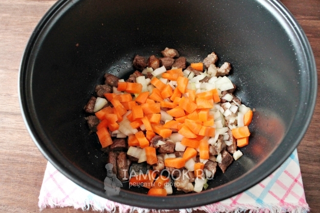 Poner cebollas y zanahorias